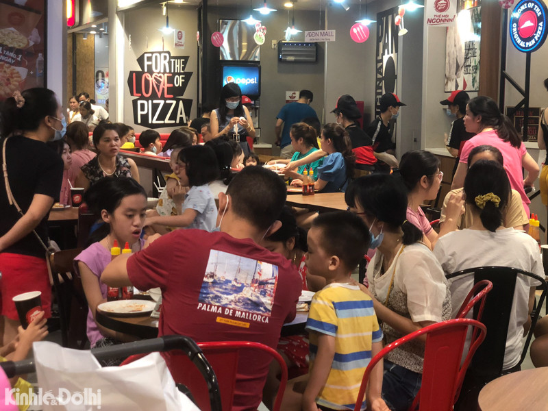 Hình ảnh nhà hàng không thực hiện đúng quy định giãn cách phòng chống dịch Covid-19 tại Aeon Mall Hà Đông.