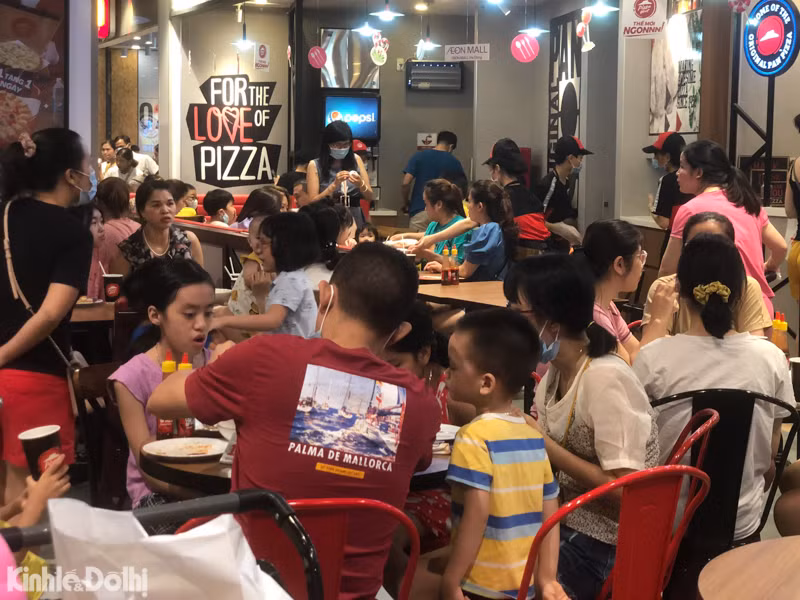 Hình ảnh nhà hàng không thực hiện đúng quy định giãn cách phòng chống dịch Covid-19 tại Aeon Mall Hà Đông.