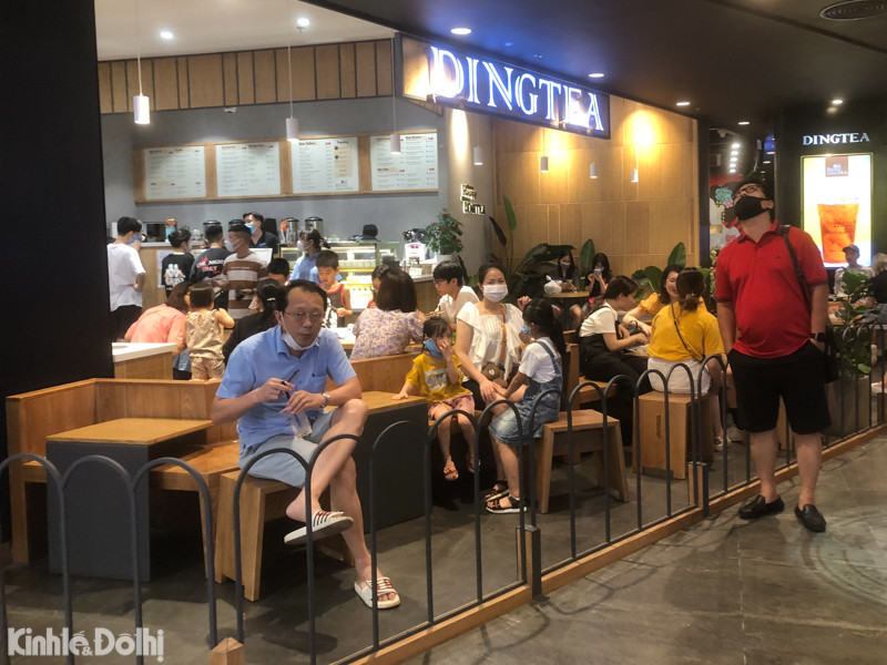 Còn đây là cửa hàng trà sữa DinhTea tại Aeon Mall, lượng khách đến khá đông trong suốt cả buổi tối. 