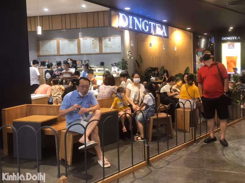 Còn đây là cửa hàng trà sữa DinhTea tại Aeon Mall, lượng khách đến khá đông trong suốt cả buổi tối. 