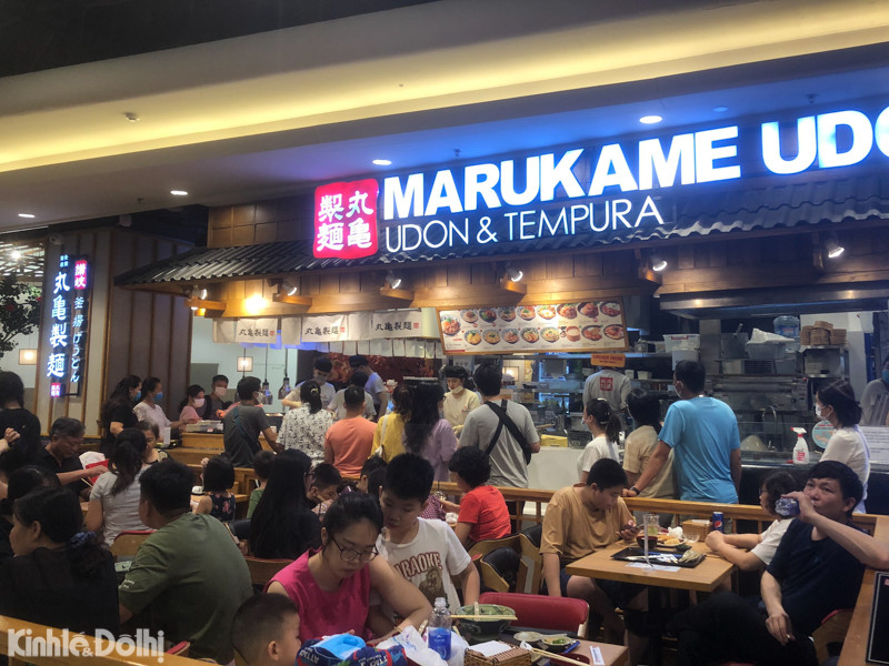 Nhiều cửa hàng trở nên quá tải khi lượng khách quá đông vào giờ cao điểm.