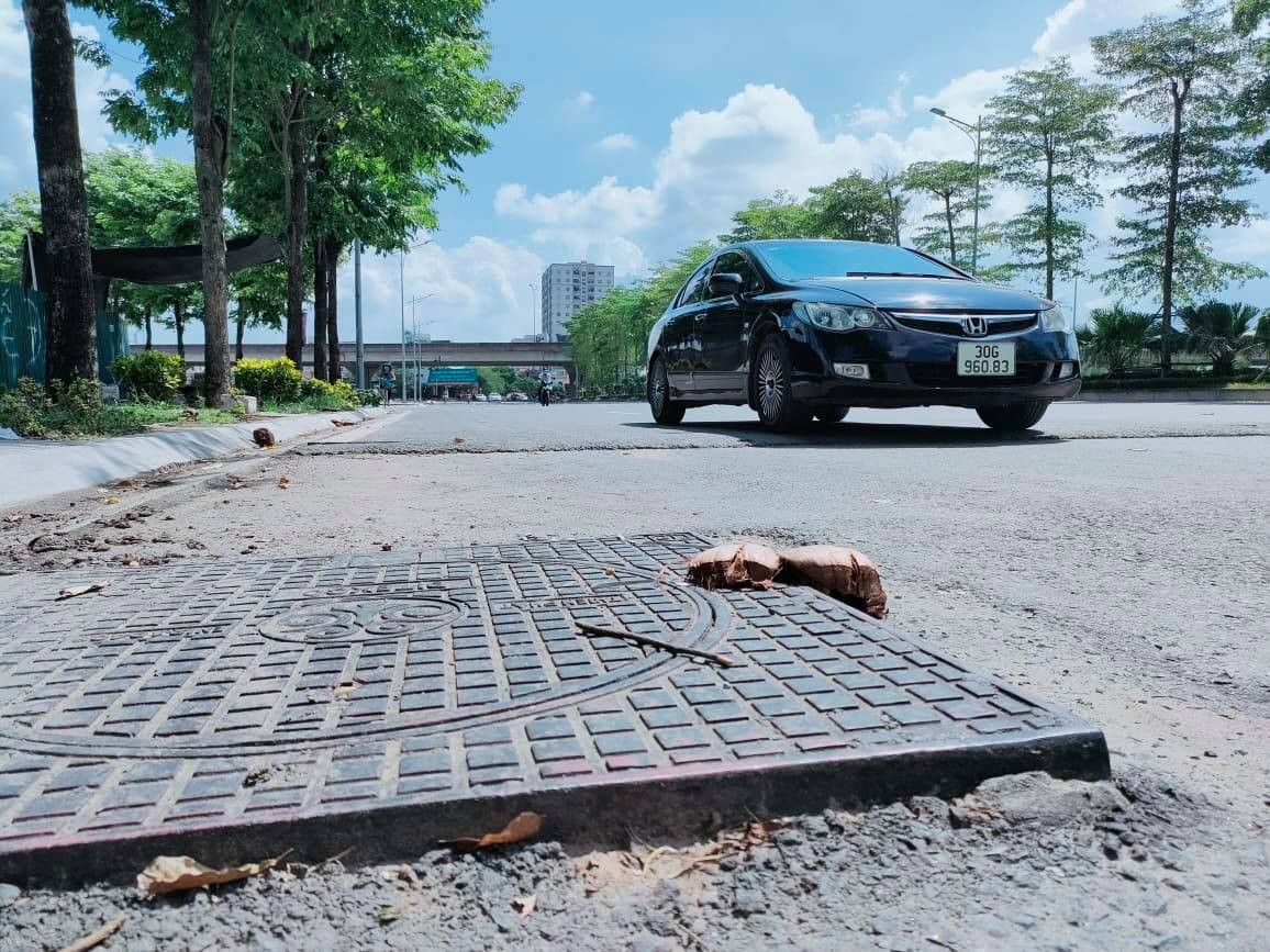 Tại Đại lộ Chu Văn An, Hà Nội, nhiều nắp cống nhô cao hơn mặt đường gây nguy hiểm cho người tham gia giao thông.