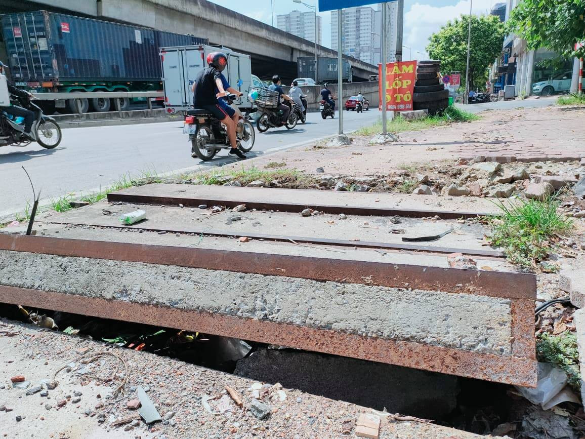 Những nắp cống hư hỏng thế này là mối họa với người đi bộ.