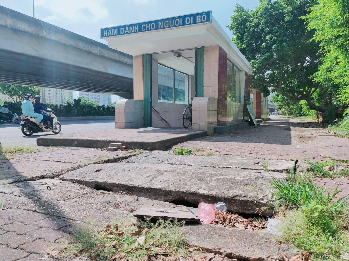 Nhiều hố ga, nắp cống hư hỏng không có bất cứ biển cảnh báo nguy hiểm nào.