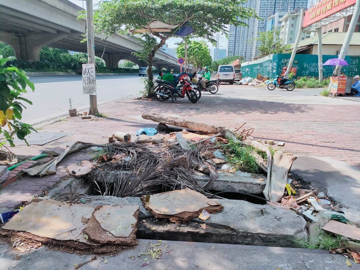 Theo ghi nhận của PV Báo Tri thức và Cuộc sống, không chỉ riêng tại đường Đặng Vũ Hỷ, phường Thượng Thanh, Long Biên, Hà Nội có tình trạng nắp cống, hố ga, hố cáp quang, cống thoát nước có tình trạng xuống cấp, hư hỏng, mất nắp... mà nhiều tuyến đường đang tồn tại tình trạng tương tự, tiềm ẩn nguy cơ tai nạn. (Ảnh ghi nhận tại đường Phạm Hùng)