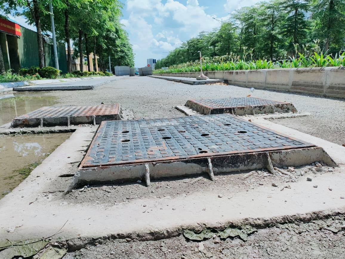 Những chiếc nắp cống thế này chẳng khác nào cái "bẫy" với người dân khi lưu thông qua đây.