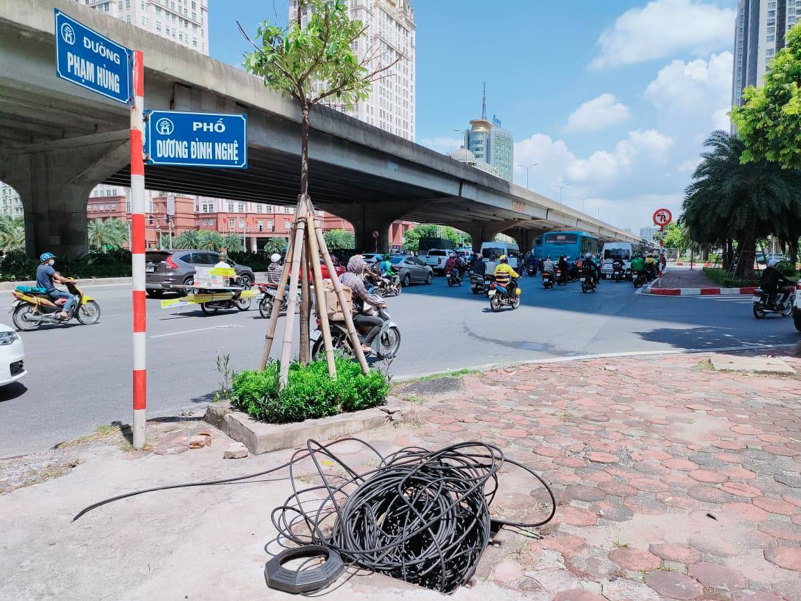 Một hố cáp tại đầu đường Dương Đình Nghệ còn nguyên cả đám dây nhì nhằng nằm chình ình trên miệng hố cáp. Thiết nghĩ, để hạn chế những tai nạn thương tâm, không đáng có như sự việc ở Long Biên, Hà Nội, cơ quan quản lý ở địa phương, cơ quan chức năng cần sớm khắc phục tình trạng trên.