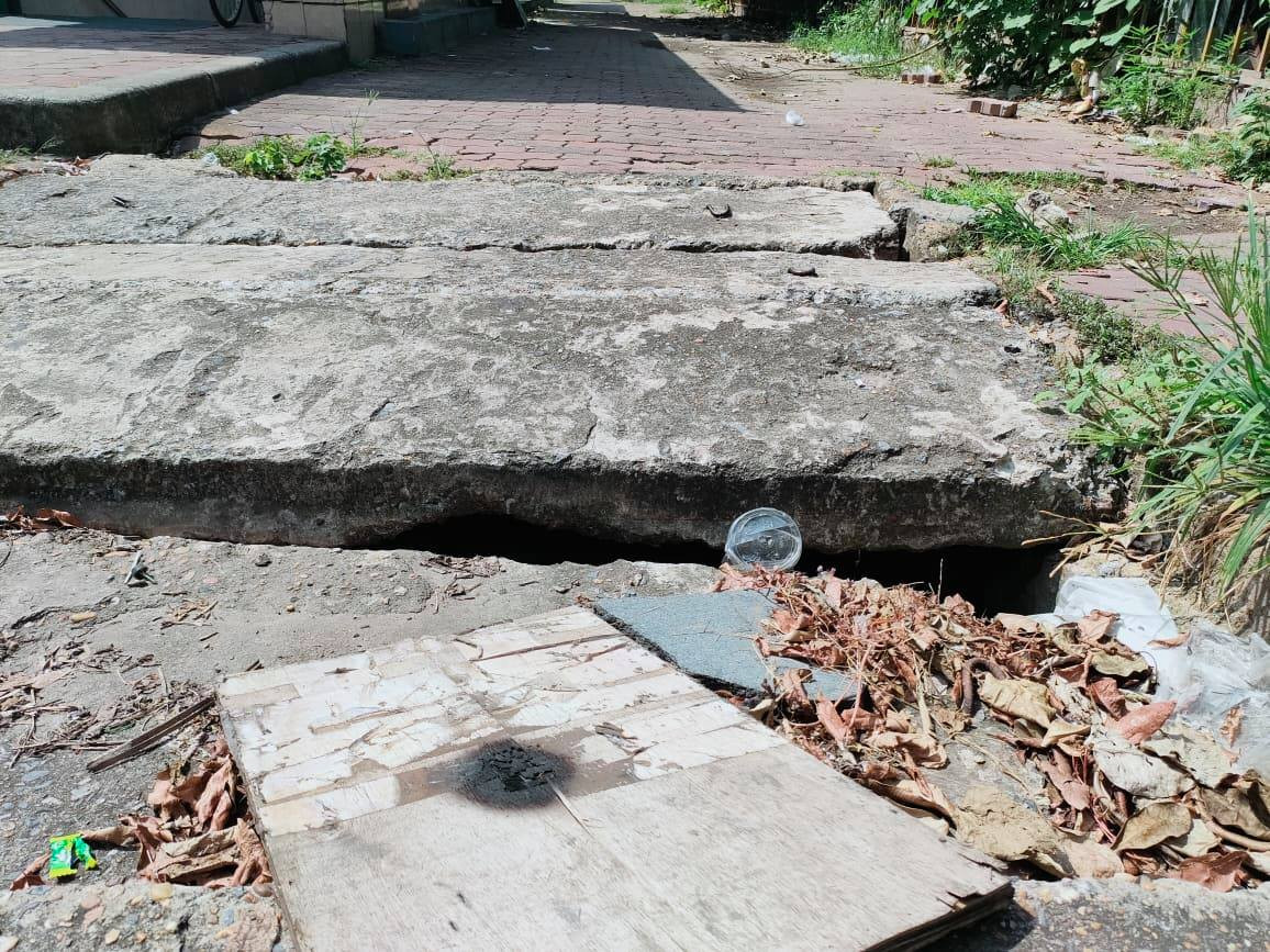 Những kẻ hở lớn có thể khiến trẻ nhỏ tụt chân xuống nếu thiếu quan sát khi đi qua.