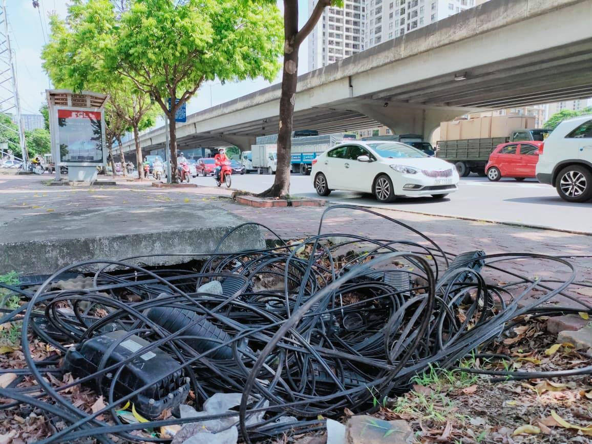 Hố cáp viễn thông không được đậy nắp kín biến nó thành cái "bẫy" với người đi bộ.