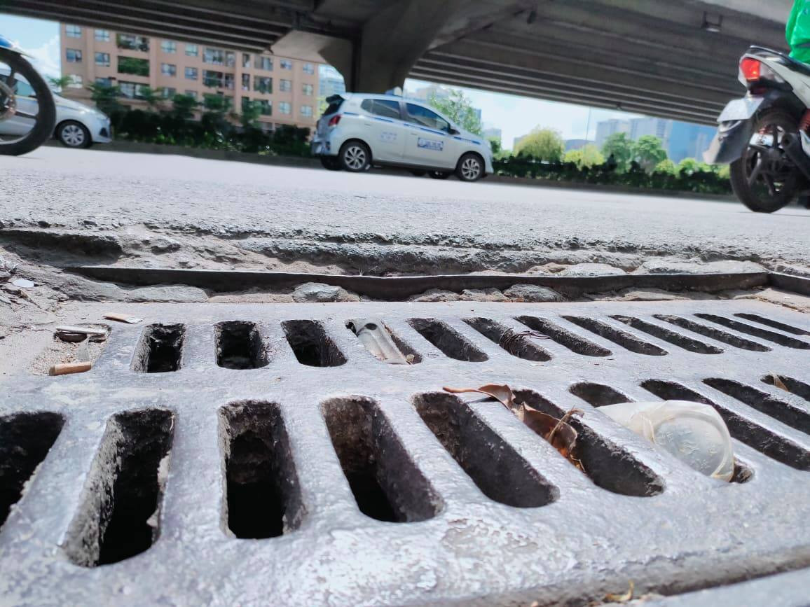 Người dân trên tuyến phố cho biết đã có trường hợp bị tai nạn do lao vào hố ga lọt thỏm so với mặt đường.