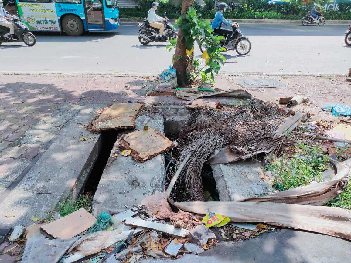 Dọc tuyến đường Phạm Hùng có nhiều hố cáp, hố thoát nước không được đậy nắp kín hoặc hư hỏng.