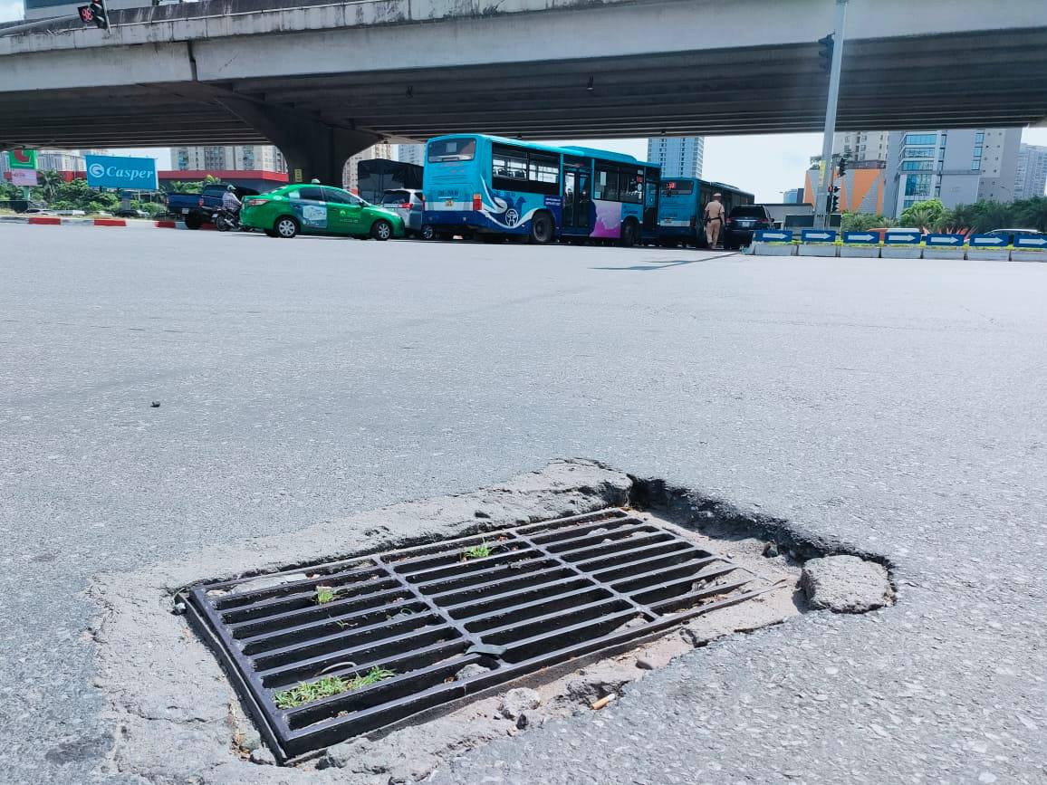 Dọc tuyến đường Khuất Duy Tiến (Hà Nội) cũng xuất hiện nhiều hố ga, nắp cống trên vỉa hè hư hỏng, xuống cấp... không bằng phẳng với mặt đường, tiềm ẩn nguy cơ tai nạn.