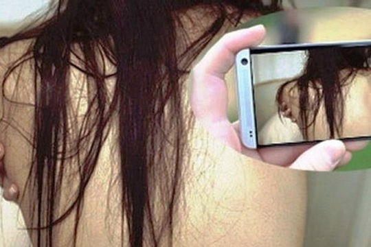  Dọa phát tán ảnh "nóng", chiếm hàng trăm triệu của bạn tình: Chị P.T.T.T. (41 tuổi, trú tại huyện Xuyên Mộc, Bà Rịa - Vũng Tàu) đòi chia tay, Võ Văn Tuyền (50 tuổi, trú tại TP Bà Rịa) yêu cầu phải đưa cho anh ta 300 triệu đồng, nếu không sẽ tung ảnh 'nóng' lên mạng. Chị T. đã chuyển cho Tuyền 100 triệu đồng nhưng anh ta vẫn không đồng ý và yêu cầu người tình phải chuyển hết số tiền còn lại. Do không đủ khả năng nên T. đã đến cơ quan công an trình báo. Ngày 8/7, Công an huyện Xuyên Mộc cho biết đang điều tra, xử lý.