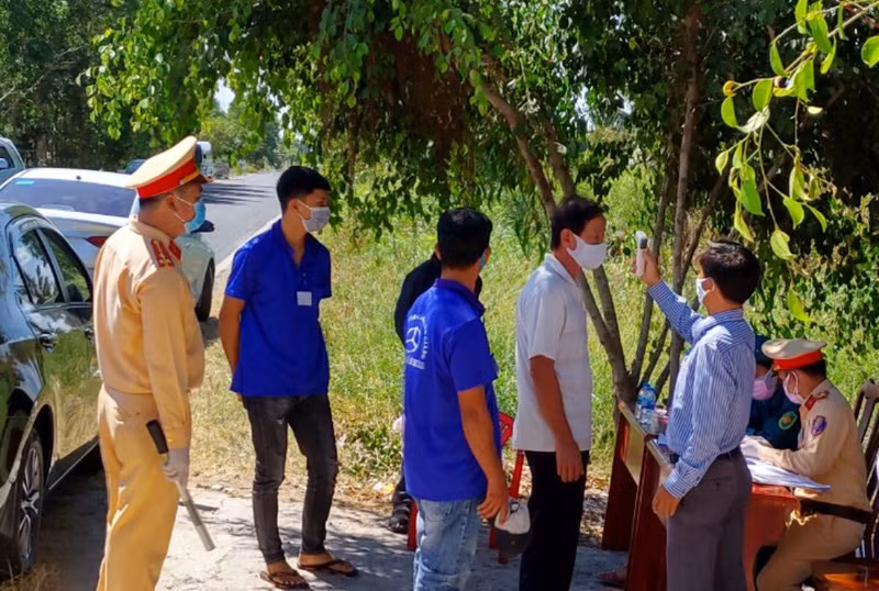  Khởi tố vụ án lây lan dịch bệnh tại Cà Mau: Chiều 8/7, Công an TP Cà Mau đã khởi tố vụ án Làm lây lan dịch bệnh truyền nhiễm nguy hiểm cho người. Vụ án này xảy ra tại xã An Xuyên, TP Cà Mau. Quá trình điều tra, Công an phát hiện L.V.T. (BN23659, 28 tuổi ở Cà Mau) có hành vi khai báo y tế gian dối. Từ chùm ca bệnh liên quan đến người này, dịch COVID-19 có nguy cơ lan rộng trên địa bàn tỉnh Cà Mau.