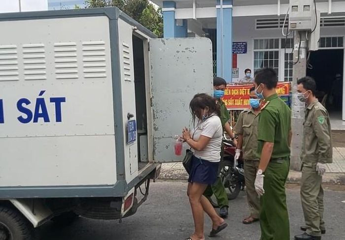  Người phụ nữ cắn công an, đòi băng qua khu phong tỏa: Sáng 8/7, trong lúc tổ công tác Công an phường 6 (TP Mỹ Tho, tỉnh Tiền Giang) đang trực chốt tại điểm phong tỏa, thì bất ngờ phát hiện Nguyễn Thị Hồng T. (34 tuổi, ngụ phường 4, TP Mỹ Tho) đi bộ đeo khẩu trang sai quy định, không che mũi và miệng đang băng ngang khu vực phong tỏa phòng, chống dịch COVID-19. Tổ công tác nhắc nhở liền lao vào cắn, giựt cầu vai một chiến sĩ công an, đòi băng qua khu phong tỏa. Hiện, Công an đang tạm giữ T. để điều tra.