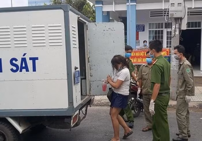  Người phụ nữ cắn công an, đòi băng qua khu phong tỏa: Sáng 8/7, trong lúc tổ công tác Công an phường 6 (TP Mỹ Tho, tỉnh Tiền Giang) đang trực chốt tại điểm phong tỏa, thì bất ngờ phát hiện Nguyễn Thị Hồng T. (34 tuổi, ngụ phường 4, TP Mỹ Tho) đi bộ đeo khẩu trang sai quy định, không che mũi và miệng đang băng ngang khu vực phong tỏa phòng, chống dịch COVID-19. Tổ công tác nhắc nhở liền lao vào cắn, giựt cầu vai một chiến sĩ công an, đòi băng qua khu phong tỏa. Hiện, Công an đang tạm giữ T. để điều tra.