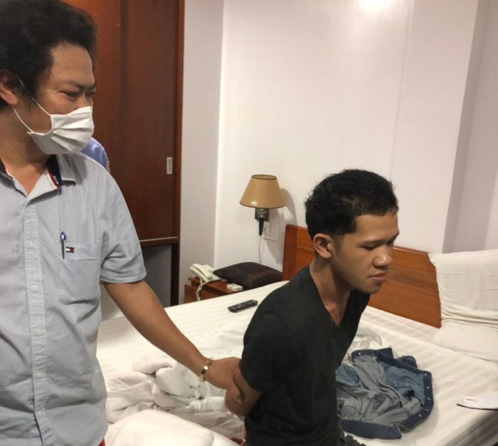  Bắt đối tượng sát hại bà chủ quán cháo vịt: Chiều 8/7, Công an tỉnh Bình Dương phối hợp với Công an huyện Bình Chánh, TP.HCM bắt giữ Nguyễn Nhiên Quỳnh (26 tuổi) để điều tra về hành vi 'Giết người'. Quỳnh là nghi phạm đã đâm chết mẹ mình là bà Nguyễn Thị Kim Hoa (55 tuổi, quê Kom Tum), chủ quán cháo vịt ở xã Vĩnh Hòa, huyện Phú Giáo, tỉnh Bình Dương.