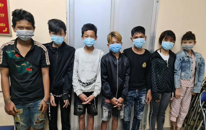  Đi cướp để kiếm tiền tổ chức sinh nhật cho bạn: Cần tiền tiêu xài và tổ chức sinh nhật, nhóm thanh niên dùng mã tấu đuổi chém người đi đường ở huyện Bình Chánh, TP.HCM để cướp xe máy tuy nhiên nhóm này đã bị Công an bắt giữ. Ngày 8/7, Công an TP.HCM cho biết, đang củng cố hồ sơ, bàn giao Võ Văn Tuấn Tài (19 tuổi, quê Long An), P.H.N.P. (15 tuổi, ngụ TP.HCM) cùng 5 người khác cho Công an huyện Bình Chánh để điều tra.