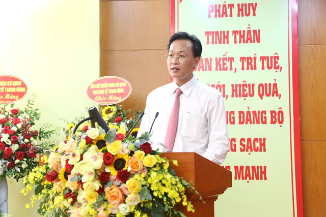 Tân Bí thư Tỉnh uỷ Hưng Yên Nguyễn Hữu Nghĩa 49 tuổi, là thạc sĩ kinh tế, quê ở Hà Nội. Ông Nghĩa từng công tác và kinh qua nhiều vị trí tại Ngân hàng Nhà nước Việt Nam. Tháng 1/2019, ông được Ban Bí thư bổ nhiệm giữ chức Phó trưởng ban Kinh tế Trung ương.