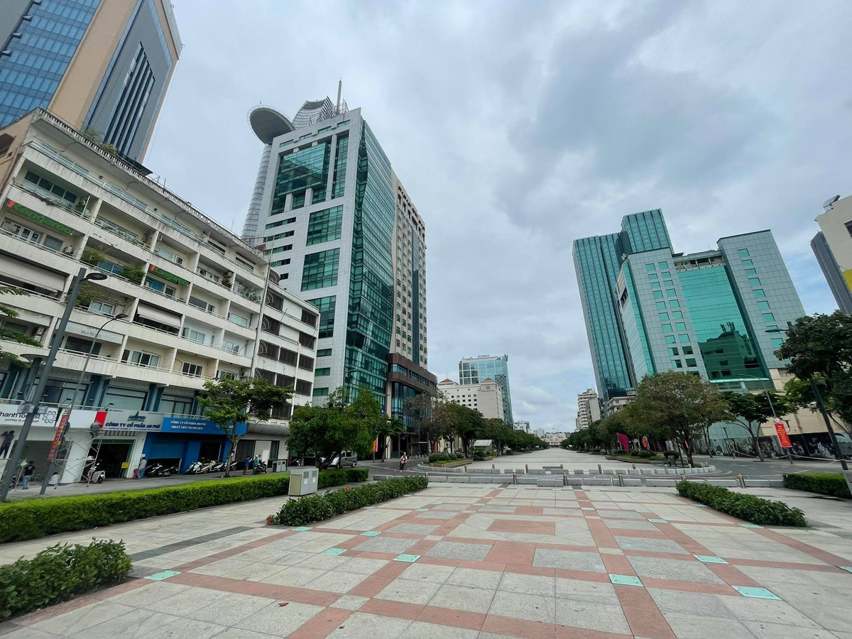 Một giao lộ giữa trung tâm TPHCM tập nập người trước đây thì nay vắng tanh do người dân chấp hành Chỉ thị 16.