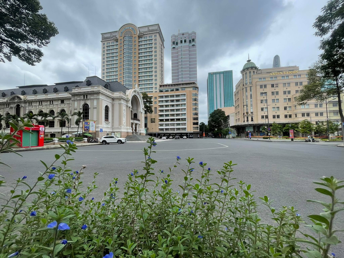Khu vực phố đi bộ Nguyễn Huệ, nơi đông đúc nhất TP HCM nhưng nay cũng trở lên vắng lặng.
