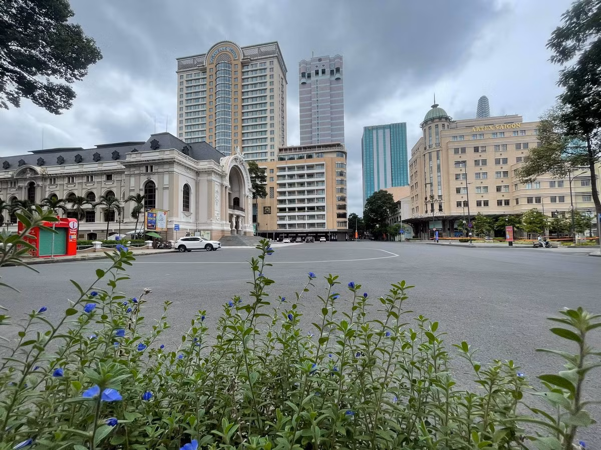 Khu vực phố đi bộ Nguyễn Huệ, nơi đông đúc nhất TP HCM nhưng nay cũng trở lên vắng lặng.