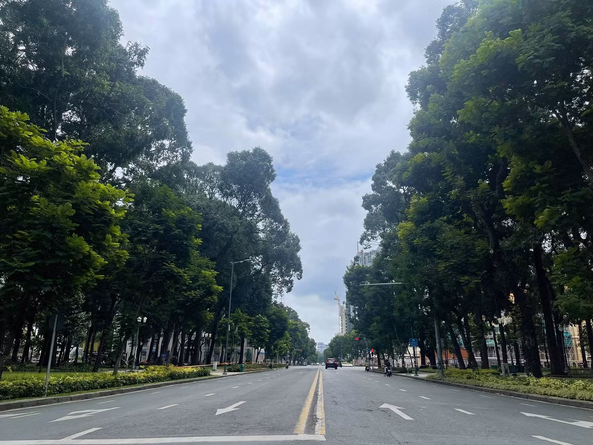 Trên tuyến đường này trước kia luôn tấp nập người qua lại, nay đều vắng vẻ. 