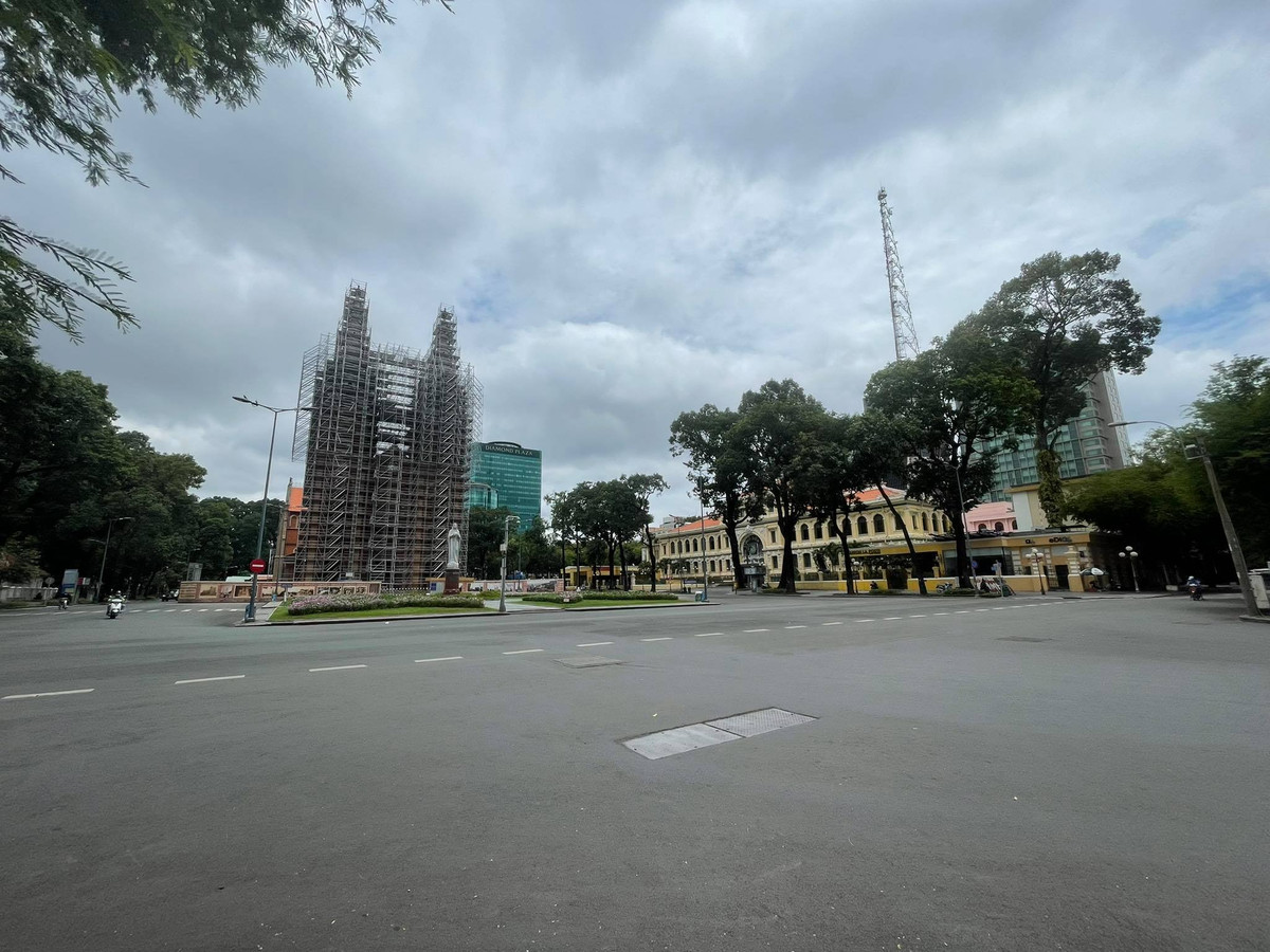 Một góc đường Nguyễn Du giao với Phạm Ngọc Thạch, Quận 1 yên bình như mùng 1 Tết.