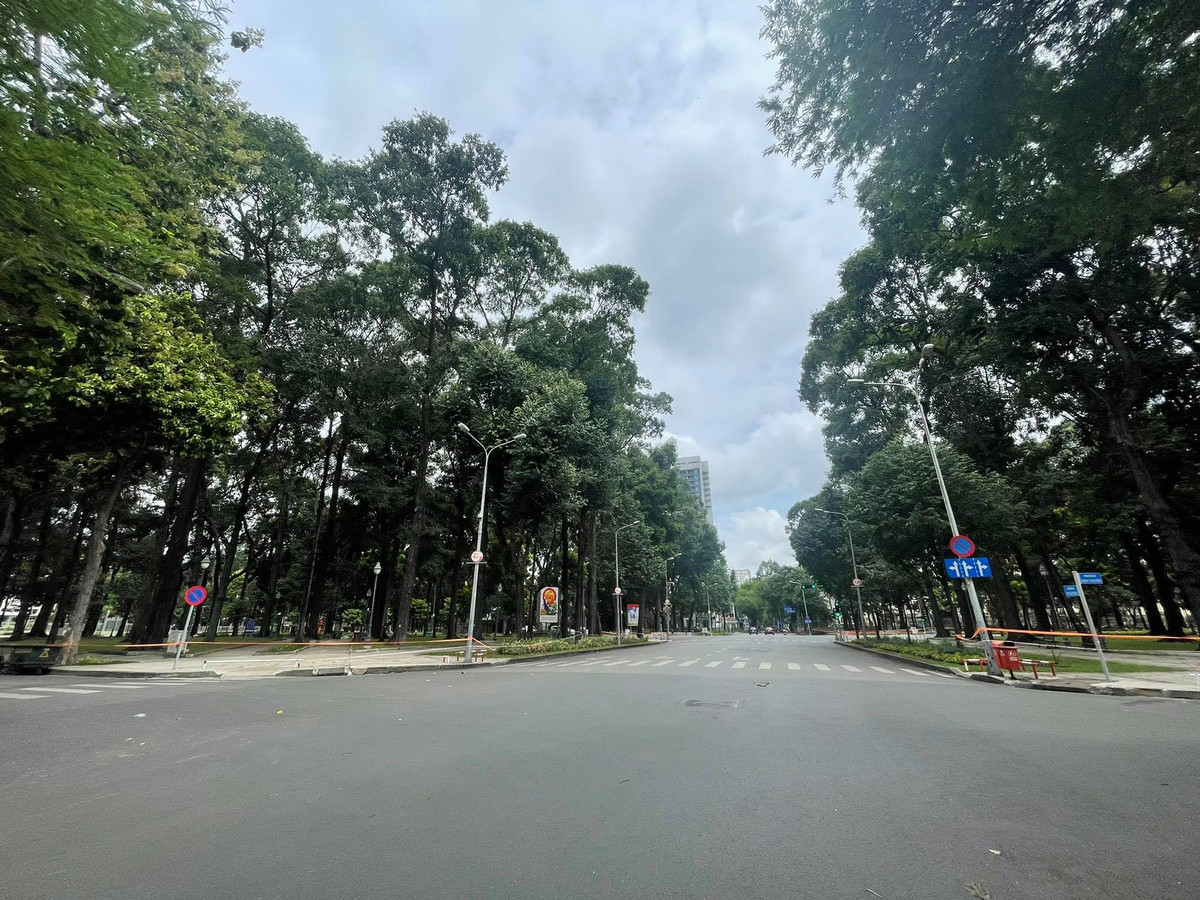 Từ ngày 9/7, Công an TP HCM cũng tổ chức lại hoạt động của 12 chốt, trạm kiểm soát phòng, chống dịch COVID-19 tại các cửa ngõ ra vào thành phố.