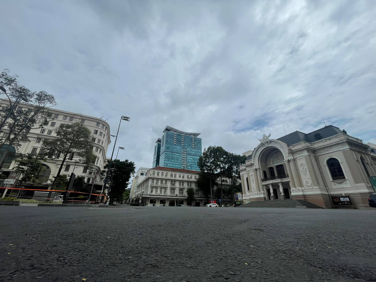 Bến Bạch Đằng vốn được xem là “ngựa xe như nước” giờ cũng không một bóng người.