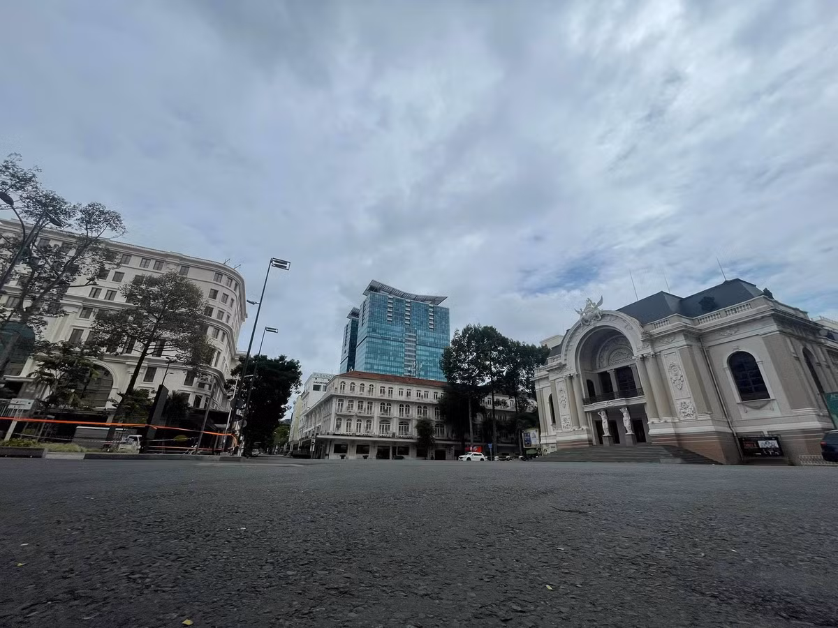 Bến Bạch Đằng vốn được xem là “ngựa xe như nước” giờ cũng không một bóng người.