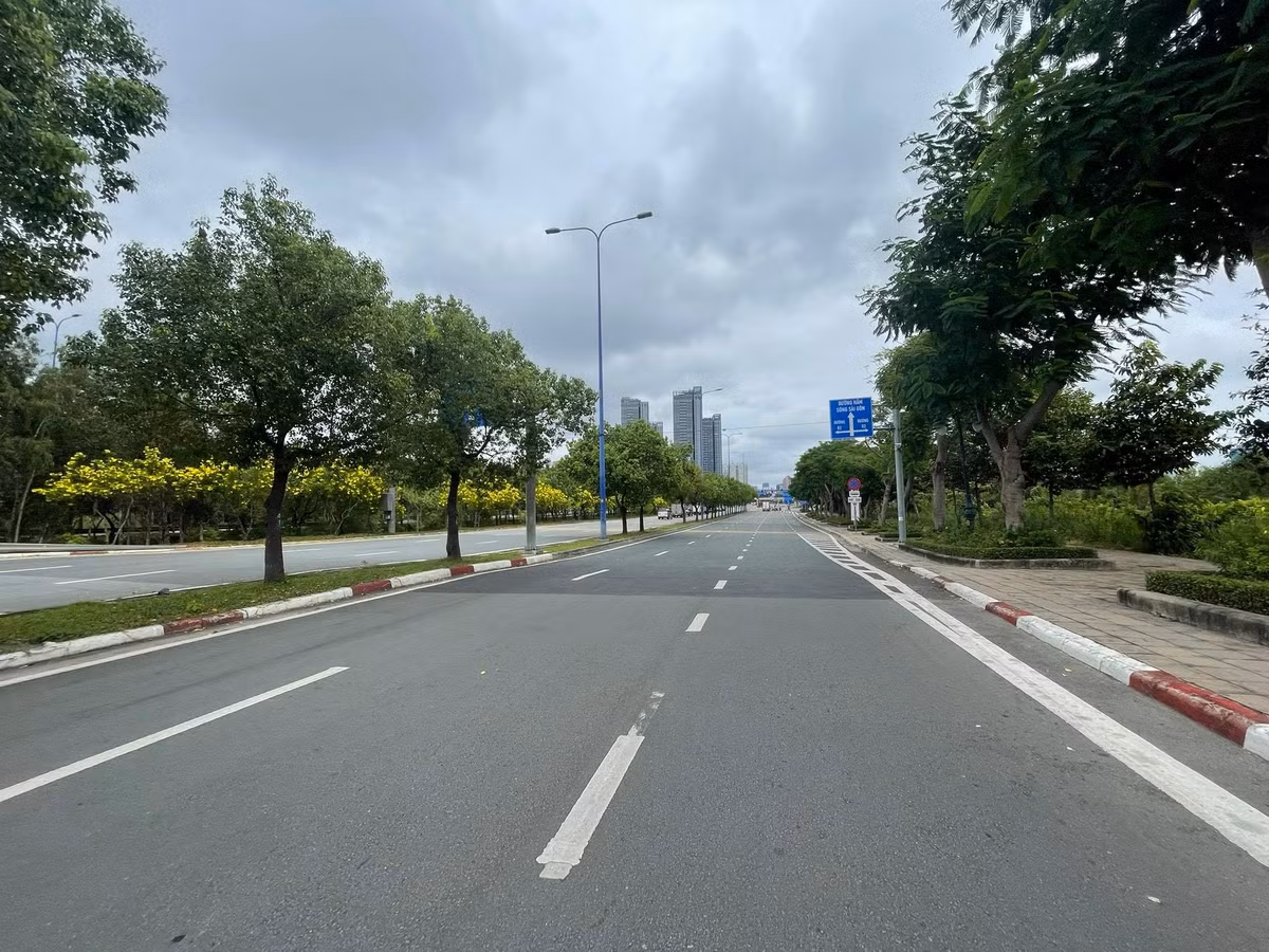 Ghi nhận của PV Báo Tri Thức và Cuộc Sống tại đại lộ Mai Chí Thọ, TP Thủ Đức đường phố không có một bóng người qua lại. 