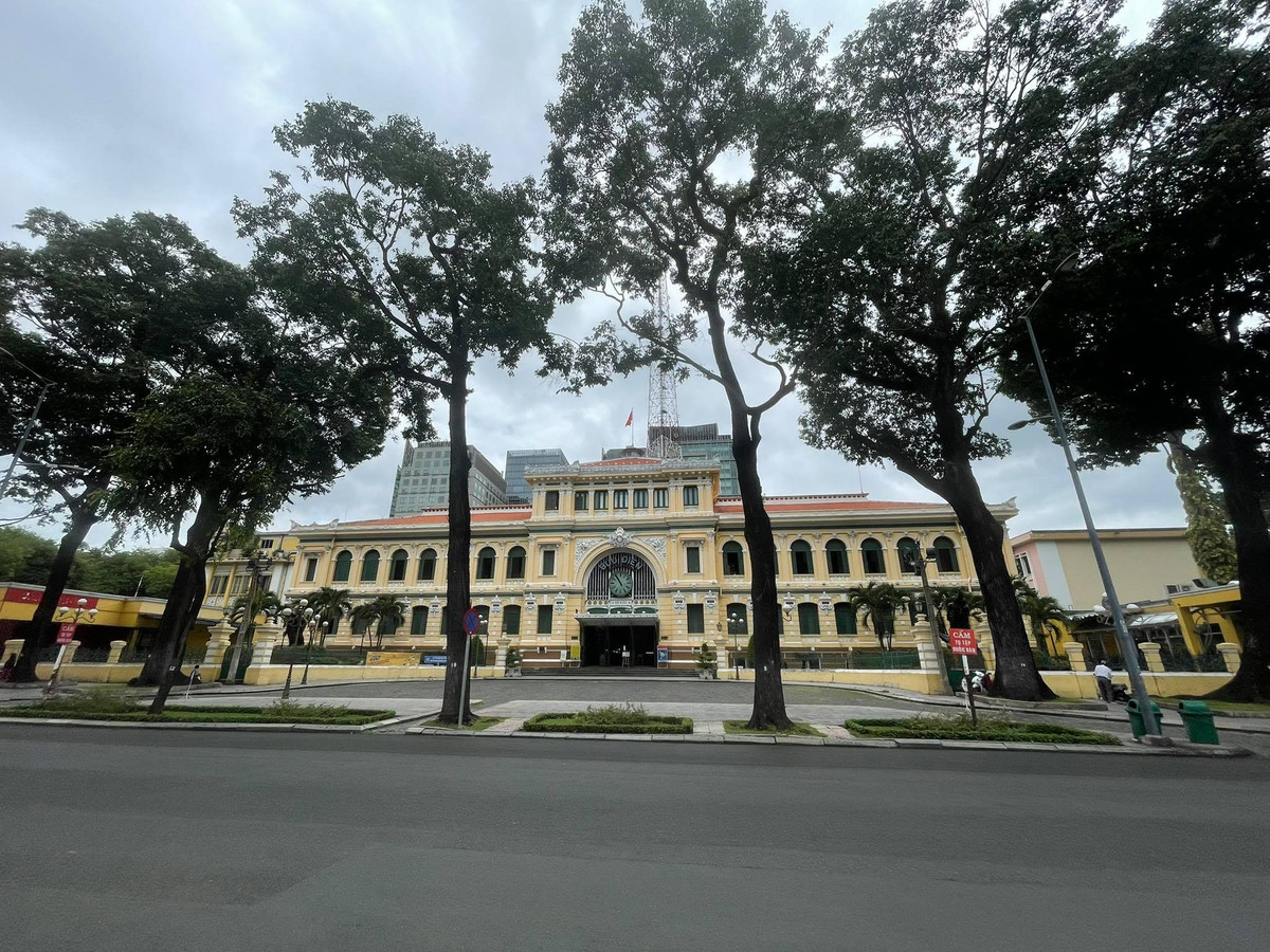 Khu vực trước nhà hát TP HCM. 