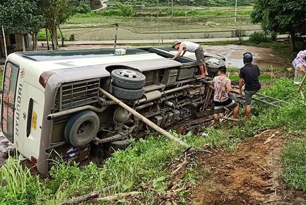 Xe khach Tam Dat lat xuong ruong, 6 nguoi thoat nan