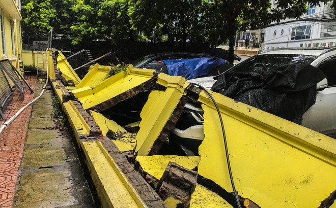 Khi người thi công có lỗi trong việc để nhà cửa, công trình xây dựng khác gây thiệt hại thì phải liên đới bồi thường. Do đó, trách nhiệm bồi thường sẽ thuộc về chủ sở hữu, người chiếm hữu hoặc người được giao quản lý tài sản là bức tường nêu trên. Như vậy, cần xem xét việc trông xe nêu trên có liên quan và có lỗi trong việc tường đổ gây thiệt hại hay không đề xác định trách nhiệm bồi thường.Vấn đề về bảo hiểm thì cần xác định trong nội dung hợp đồng bảo hiểm mà chủ xe đã mua, đã ký để xác định quyền lợi của chủ xe trong tai nạn nêu trên" - luật sư Tùng phân tích.