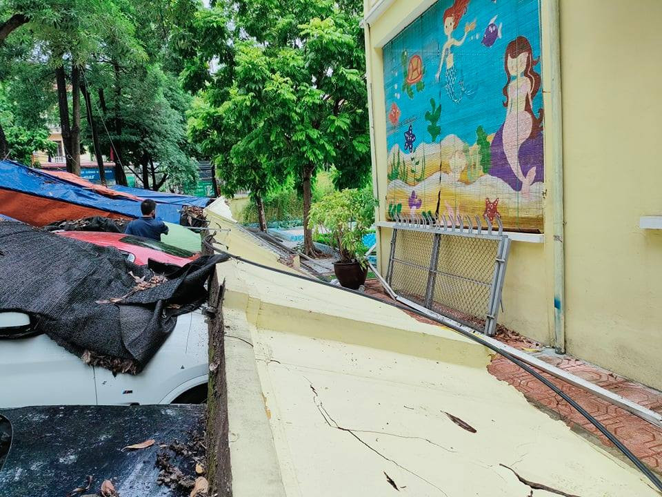 Luật sư Tùng cho hay, Nghị định số 100/2019/NĐ-CP của Chính phủ quy định mức xử hành chính đối với hành vi trông, giữ xe trái phép lấn chiếm lòng đường, vỉa hè như sau: Phạt tiền từ 6.000.000 đồng đến 8.000.000 đồng đối với cá nhân, từ 12.000.000 đồng đến 16.000.000 đồng đối với tổ chức thực hiện hành vi chiếm dụng lòng đường đô thị hoặc hè phố từ 10 m2 đến dưới 20 m2 làm nơi trông, giữ xe. 