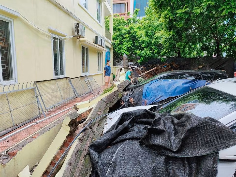 "Về mặt pháp luật đơn vị trông giữ xe buộc phải bằng tất cả nghiệp vụ của mình giữ gìn xe, đảm bảo rằng địa điểm trông giữ xe phải luôn được an toàn. Trong trường hợp này họ buộc phải kiểm tra tường bao, mái nhà, cây cối xung quanh... đủ điều kiện an toàn. Nếu có bất cứ tai nạn gì do chủ quan, không kiểm tra kĩ thì đơn vị trông xe phải có trách nhiệm bồi thường thiệt hại" - luật sư Hùng nói.