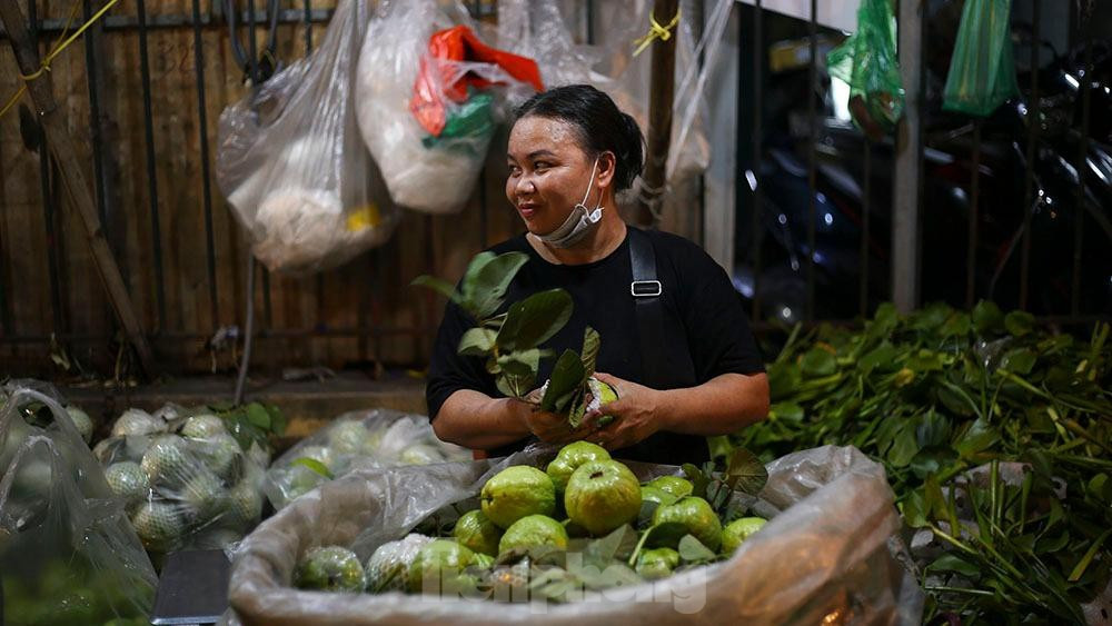 Náo nhiệt là vậy nhưng đến tầm 4-5 h sáng, chợ Long Biên lại chìm vào yên tĩnh để nghỉ ngơi sau một đêm lao động vất vả… Ảnh: Chị Sợi, chủ một gian hàng hoa quả tại chợ chia sẻ : "Mấy hôm nay phấn khởi lắm, từ ngày hàng quán mở lại người dân mới ra đường nhiều hơn mới bán được hàng. Chứ cứ bán rẻ với ế như mấy hôm trước thì buồn lắm lời lãi chẳng thu lại được là bao." 