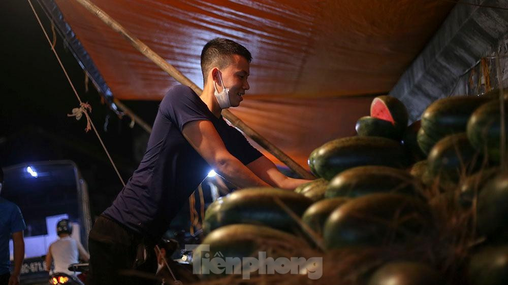 Anh Tùng (32 tuổi) cũng chia sẻ thêm :" May mắn là sau đợt dịch vừa rồi, khách hàng vẫn quay lại sạp mình để mua. Năm nay hoa quả gì cũng rẻ nên cả mình và tiểu thương đều bán chạy, số lượng nhập mỗi lần cũng tăng cao".