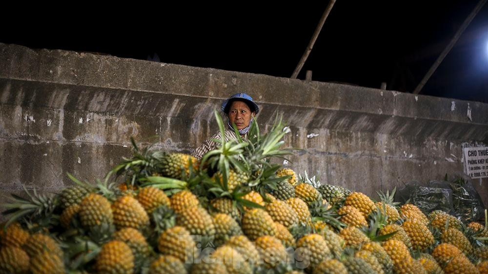 Hơn 20 năm qua, chợ Long Biên đã trở thành hình ảnh thân thuộc với người Hà Nội, một trong những khu chợ hấp dẫn, thú vị nhất thế giới. Ảnh: Đến khoảng 23h, hàng hóa được sắp xong các chủ sạp ngồi chờ lái buôn tới mua hàng. 