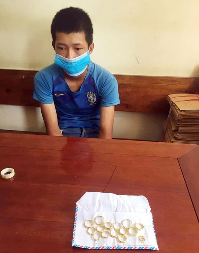  Thiếu niên 16 tuổi khoắng sạch vàng cưới của vợ chồng hàng xóm: Lợi dụng đêm tối, Đặng Anh Tuấn (SN 2005, trú huyện Anh Sơn, Nghệ An) đã đột nhập vào nhà hàng xóm lấy trộm 8 chỉ vàng có giá trị khoảng 36 triệu đồng. Đây là toàn bộ số vàng cưới mà vợ chồng anh Lê Xuân Mạnh tích góp lâu nay. Ngày 9/7, Tuấn bị Công an huyện Anh Sơn tạm giữ để điều tra. 