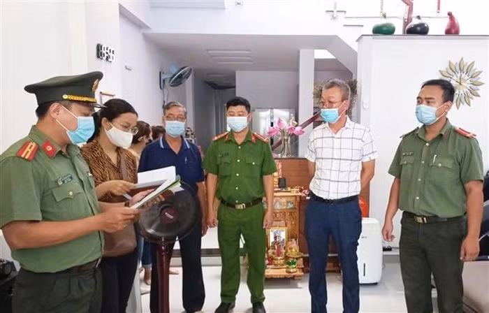  Phó chủ tịch Hội người Hàn miền Trung bị bắt: Lee Kwan Young (1968, trú TP Đà Nẵng) là Phó Chủ tịch Hội người Hàn miền Trung cùng 2 người khác đã tổ chức cho người nhập cảnh trái phép Việt Nam dưới danh nghĩa chuyên gia làm việc tại các công ty. Bằng thủ đoạn này, các đối tượng đã tổ chức cho số khách Hàn Quốc nhập cảnh trái phép Việt Nam trong 4 đợt. Ngày 9/7, Lee Kwan Young cùng 2 người khác bị Công an TP Đà Nẵng bắt giữ. 