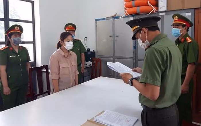  Nguyên nữ nhân viên văn phòng lừa đảo hơn 10 tỷ đồng: Do làm ăn thua lỗ, không có khả năng chi trả các khoản nợ cá nhân, tháng 7/2019, Nguyễn Thị Thủy An (SN 1990, ở Ninh Thuận - nguyên nhân viên một văn phòng công chứng tư tại địa phương) vay nợ với số tiền hơn 10,5 tỷ đồng để tiêu xài cá nhân. Tuy nhiên, An mất khả năng trả nợ nên những người cho vay đã trình báo Công an. Ngày 9/7, An bị Công an tỉnh Ninh Thuận bắt tạm giam. 