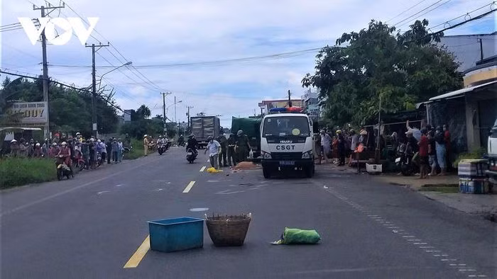  Xe máy va chạm xe tải, hai phụ nữ tử vong tại chỗ: Sáng 9/7, tại xã Định Bình (TP.Cà Mau) xe tải chở cừ tràm và xe máy lưu thông cùng chiều. Khi xe máy vượt lên thì xe bị lật làm người phụ nữ điều khiển xe máy bị cuốn vào gầm xe tải, người còn lại văng ra sau. Cả hai người đều được xác định đã tử vong tại hiện trường. (Ảnh: VOV) 