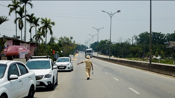  Tài xế nhiễm COVID-19 qua đêm ở TT-Huế làm lây lan dịch bệnh: Ngày 29/6, anh N.T.N. (SN 1977, trú tại xã Lộc Thủy, huyện Phú Lộc, TT-Huế) chở hàng từ Đà Nẵng hướng ra cửa khẩu Lao Bảo (huyện Hướng Hóa, Quảng Trị). Tại trạm kiểm soát phòng, chống dịch số 6 (đóng tại thị trấn Lăng Cô, huyện Phú Lộc) tài xế cam kết đi thẳng ra Quảng Trị và được cấp phù hiệu qua địa bàn tỉnh TT-Huế nhưng bệnh nhân này lại ở qua đêm tại địa bàn Phú Lộc làm lây bệnh cho người khác. Hiện lực lượng chức năng đang làm rõ vi phạm của tài xế về quy định phòng, chống dịch bệnh. 