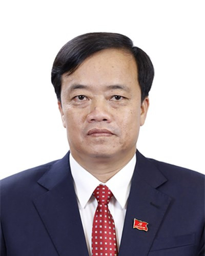 Ông Huỳnh Quốc Việt sinh năm 1976, quê xã Tân Thành, thành phố Cà Mau, tỉnh Cà Mau. Ông là Thạc sĩ Kỹ thuật Xây dựng công trình Giao thông, Kỹ sư Xây dựng ngành kỹ thuật công trình, Cao cấp lý luận chính trị.