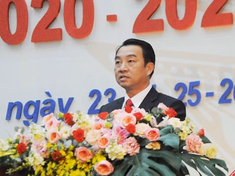 Ông Lữ Quang Ngời (SN 4/4/1972, quê quán xã Đông Hòa Hiệp, huyện Cái Bè, tỉnh Tiền Giang). Ông hiện là Chủ tịch UBND tỉnh nhiệm kỳ 2016- 2021, đại biểu HĐND tỉnh khóa X. Trình độ lý luận chính trị cử nhân; trình độ chuyên môn Đại học Luật Kinh tế, Thạc sĩ ngành Xây dựng Đảng- Chính quyền Nhà nước và Tiến sĩ ngành Chính trị học.