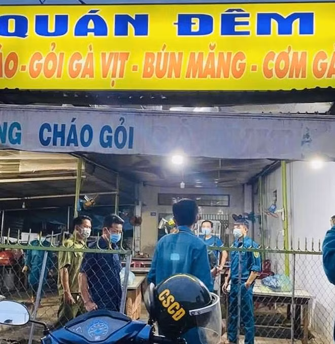  Nữ chủ quán cháo vịt bị đánh tử vong: Ngày 6/7, Công an huyện Phú Giáo, Bình Dương cho biết, vừa nhận được tin báo của người dân về việc nghi có người chết bên trong quán cháo vịt trên địa bàn xã Vĩnh Hòa. Phá khóa cửa vào bên trong thì phát hiện bà N.T.K.T (SN 1965, quê tỉnh Kon Tum), chủ quán cháo này đã chết, phần đầu của nạn nhân có vết thương nghi bị vật cứng đập vào, đồ đạc bên trong nhà có bị xáo trộn. Thời gian gần đây, bà H. tâm sự với những người xung quanh con trai bà thường dọa giết nạn nhân. 