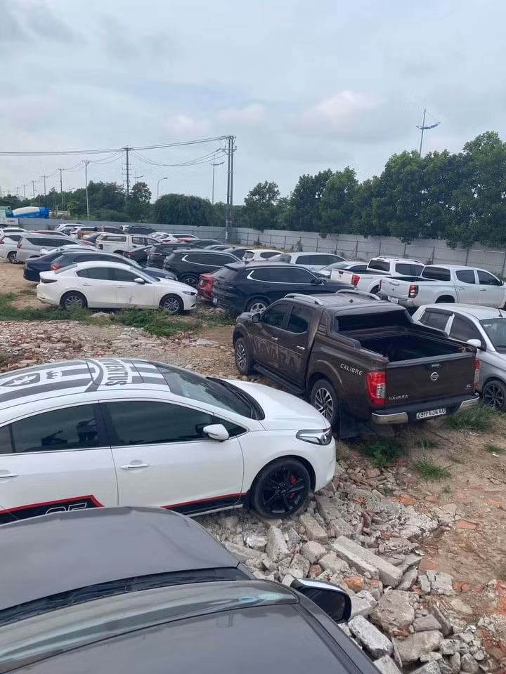 Theo đó, Trung và Tú là người trực tiếp lái chiếc ô tô đến một gara ở khu tái định cư thị trấn Văn Giang rồi tháo định vị. Đáng chú ý, từ việc điều tra chiếc Innova bị mất, cơ quan chức năng đã khám phá một đường dây chuyên tiêu thụ xe gian với quy mô cực lớn có ba nghi phạm nêu trên tham gia.