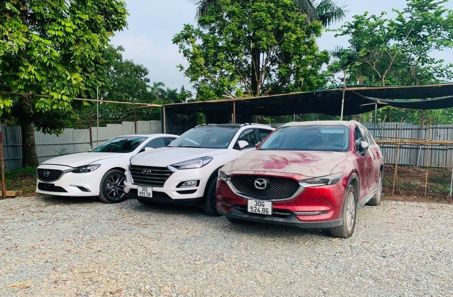 Trước đó, cuối tháng 5/2021, Công an quận Cầu Giấy nhận được đơn trình báo của anh Nguyễn Đình Th. (48 tuổi, trú tại Hà Nội) về việc bị mất một chiếc ô tô nhãn hiệu Toyota Innova. Vào cuộc điều tra, công an bước đầu xác định chiếc xe của anh Th. bị kẻ trộm đưa từ bãi gửi ở quận Cầu Giấy sang địa bàn quận Long Biên, sau đó là huyện Gia Lâm. Khi xe đến địa phận thị trấn Văn Giang (Hưng Yên) thì bị mất định vị.